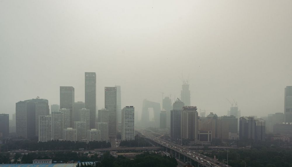 Paisaje urbano de Beijing. China habla en el documento de formular un plan para lograr la neutrailidad de carbono. Paisaje urbano de Beijing. China habla en el documento de formular un plan para lograr la neutrailidad de carbono.