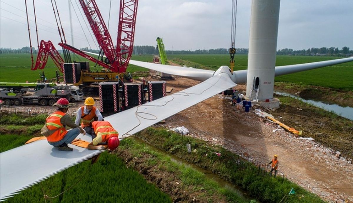 Colocación de turbinas eólicas en la provincia china de Jiangsu.