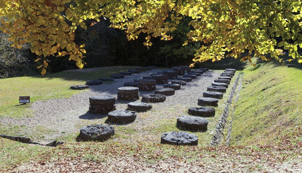 Ruina del templo en la fortaleza dacia de las montañas Orastie, Sarmizegetusa Regia, Rumania, sitio patrimonio mundial de la UNESCO. Ruina del templo en la fortaleza dacia de las montañas Orastie, Sarmizegetusa Regia, Rumania, sitio patrimonio mundial de la UNESCO.