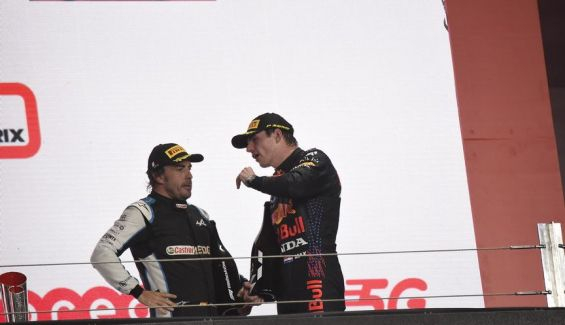 Se quedo charlando con el holandés un poco Se quedo charlando con el holandés un poco
