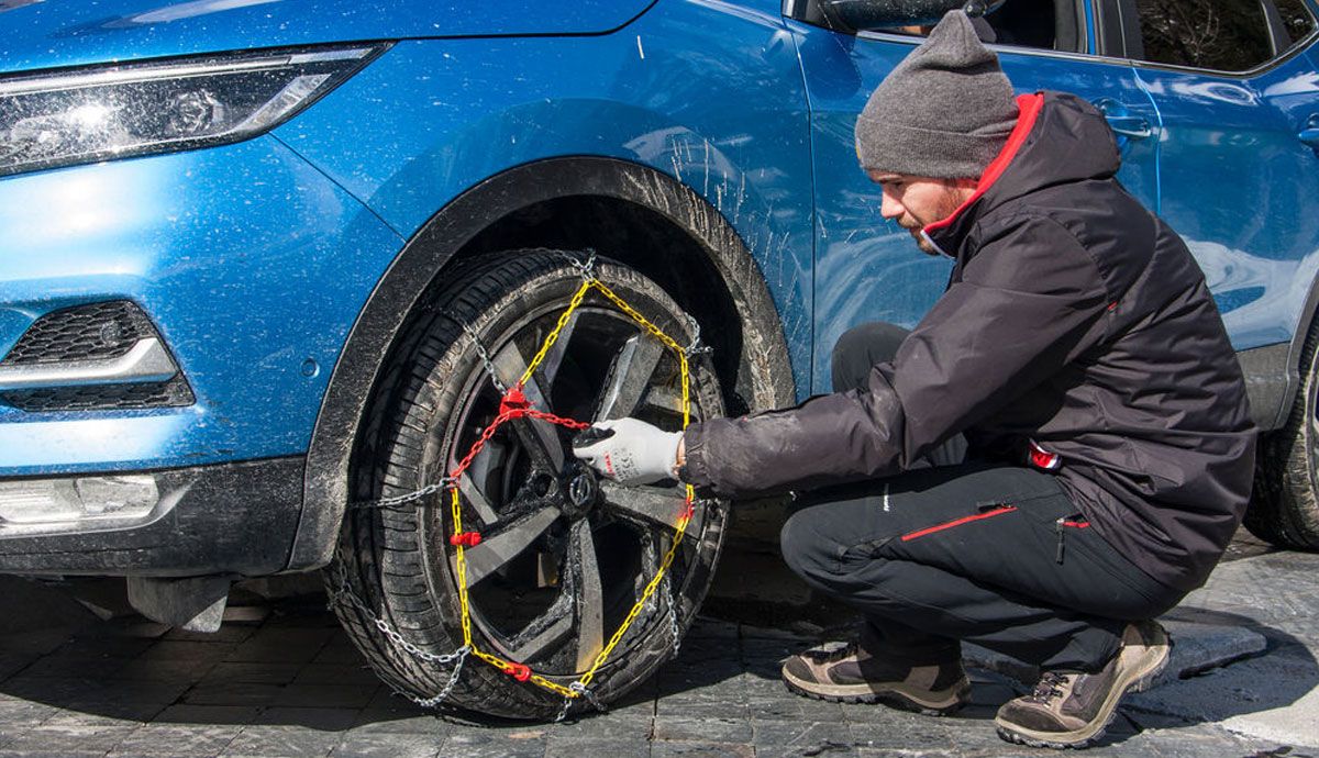 Cómo poner las cadenas de tu coche sin caer en estos 10 errores