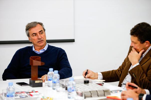 Carlos Sainz recibe el premio Abrazote de Manolo