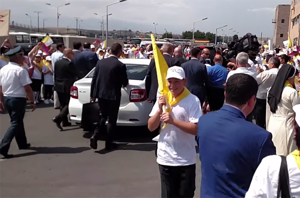 El Papa Francisco, en un Dacia Logan