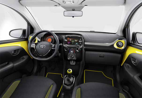 Toyota Aygo x-cite amarillo interior