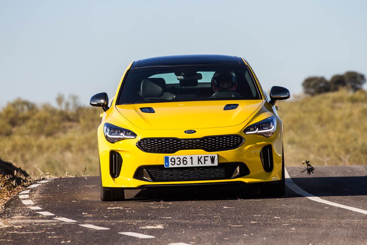 Kia Stinger GT vs Airbus Helicopter AS 355: el duelo está servido (VÍDEO)