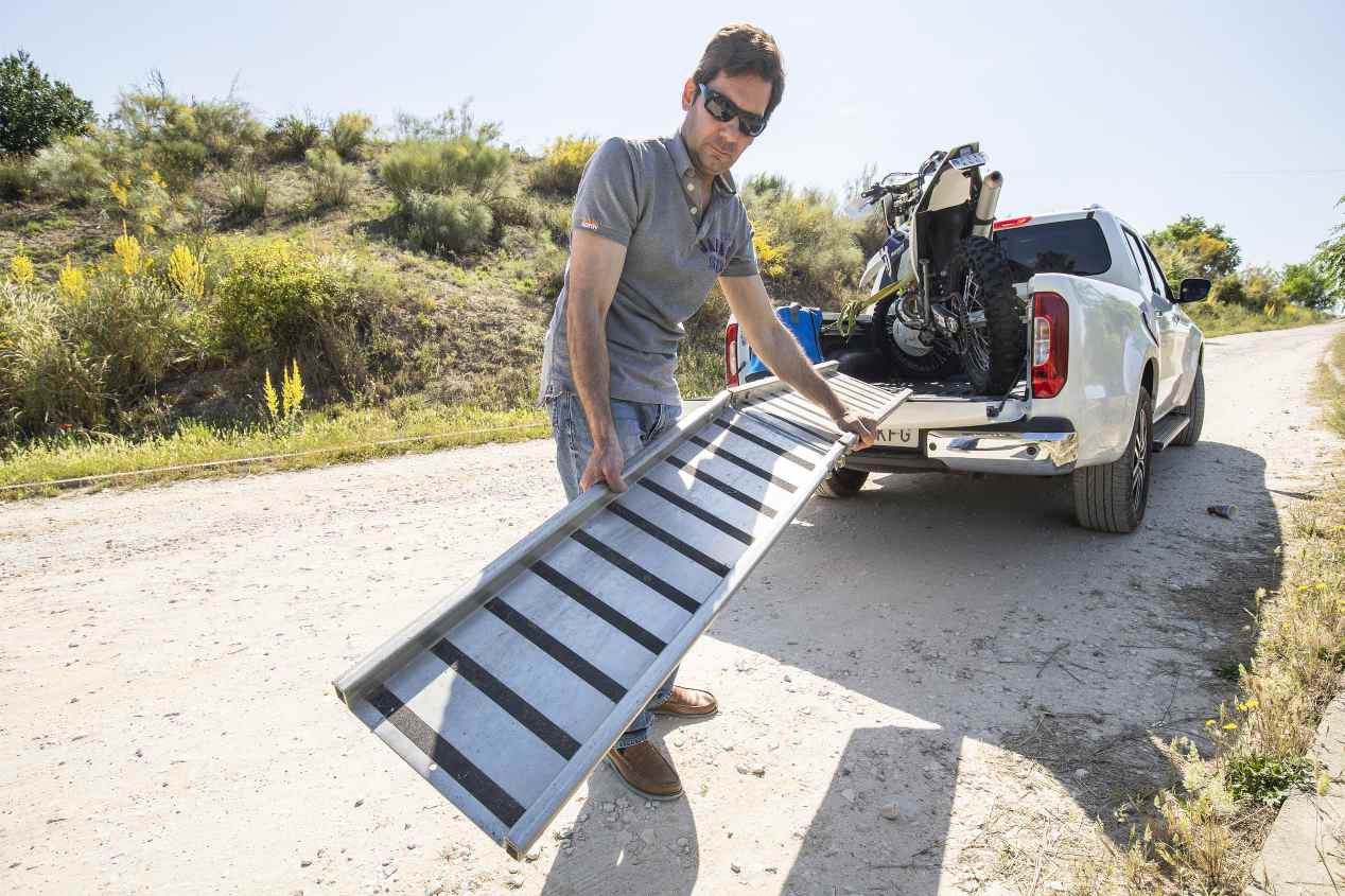 Motos de campo y pick up, con dos aficiones a cuestas