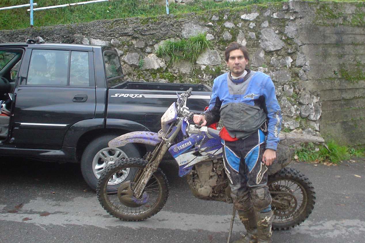 Motos de campo y pick up, con dos aficiones a cuestas