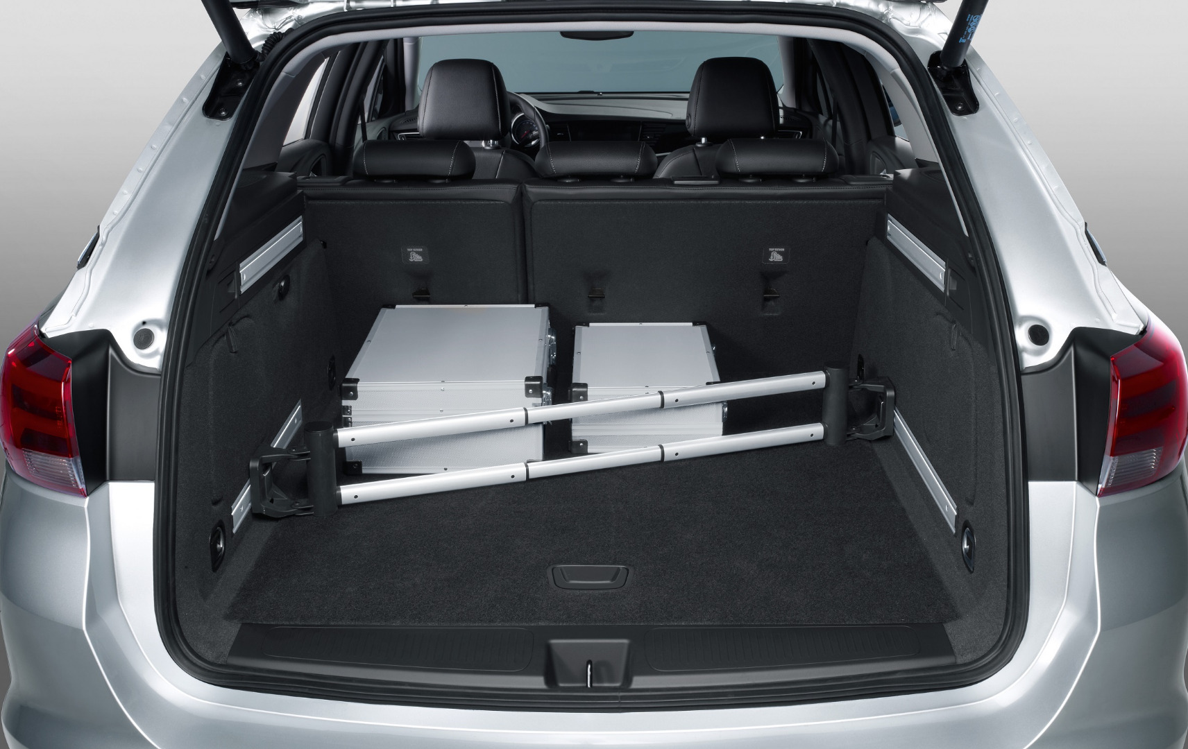 Opel Astra y sus accesorios para tus viajes de verano