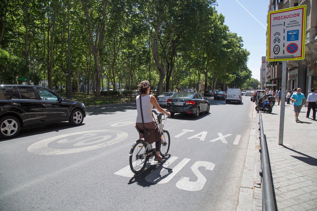 Nueva ley sobre aparcamiento de motos y uso de bicis en Madrid: sus claves