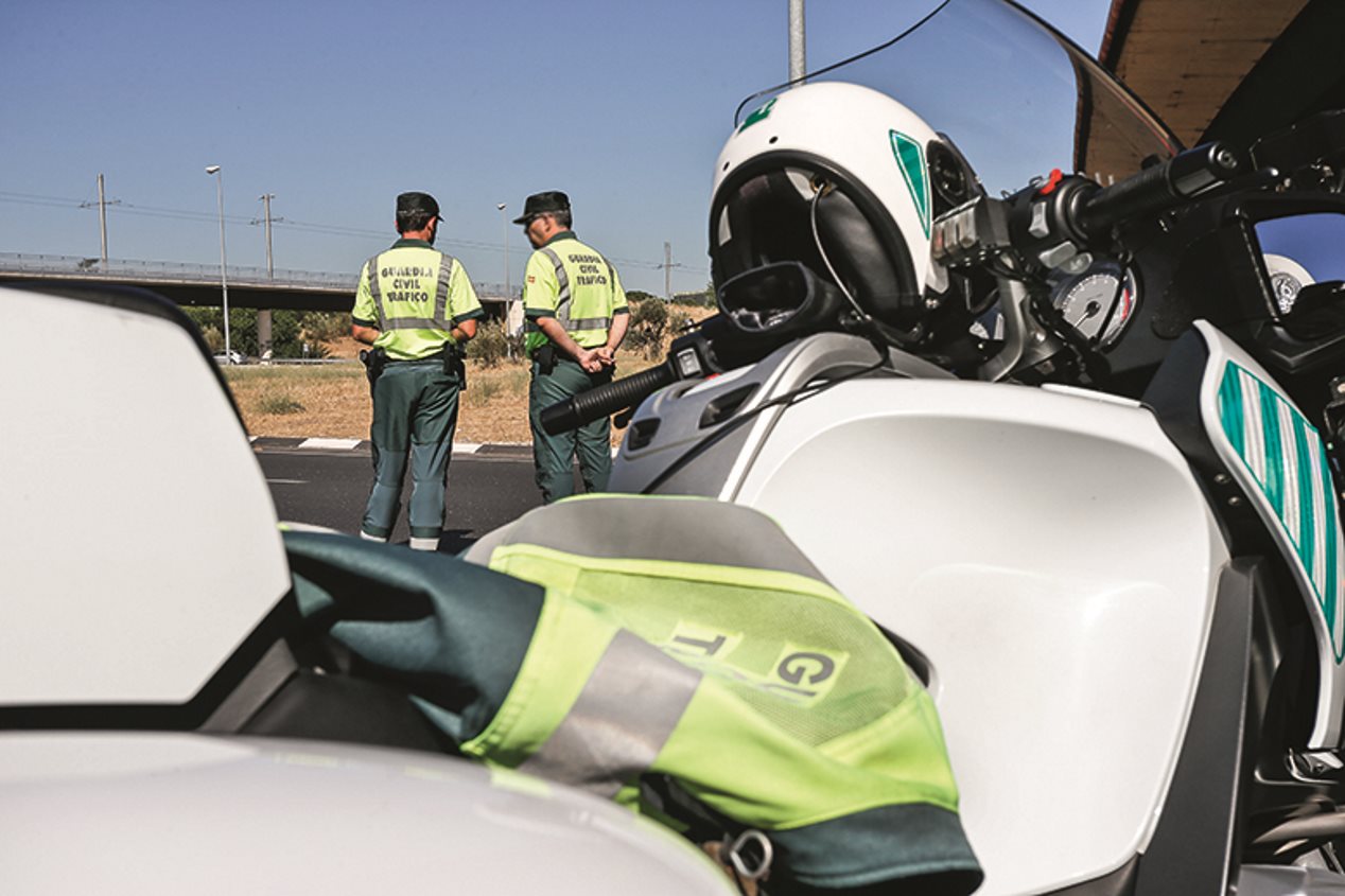 La Guardia Civil de Tráfico cobra más por multar más: así son sus primas
