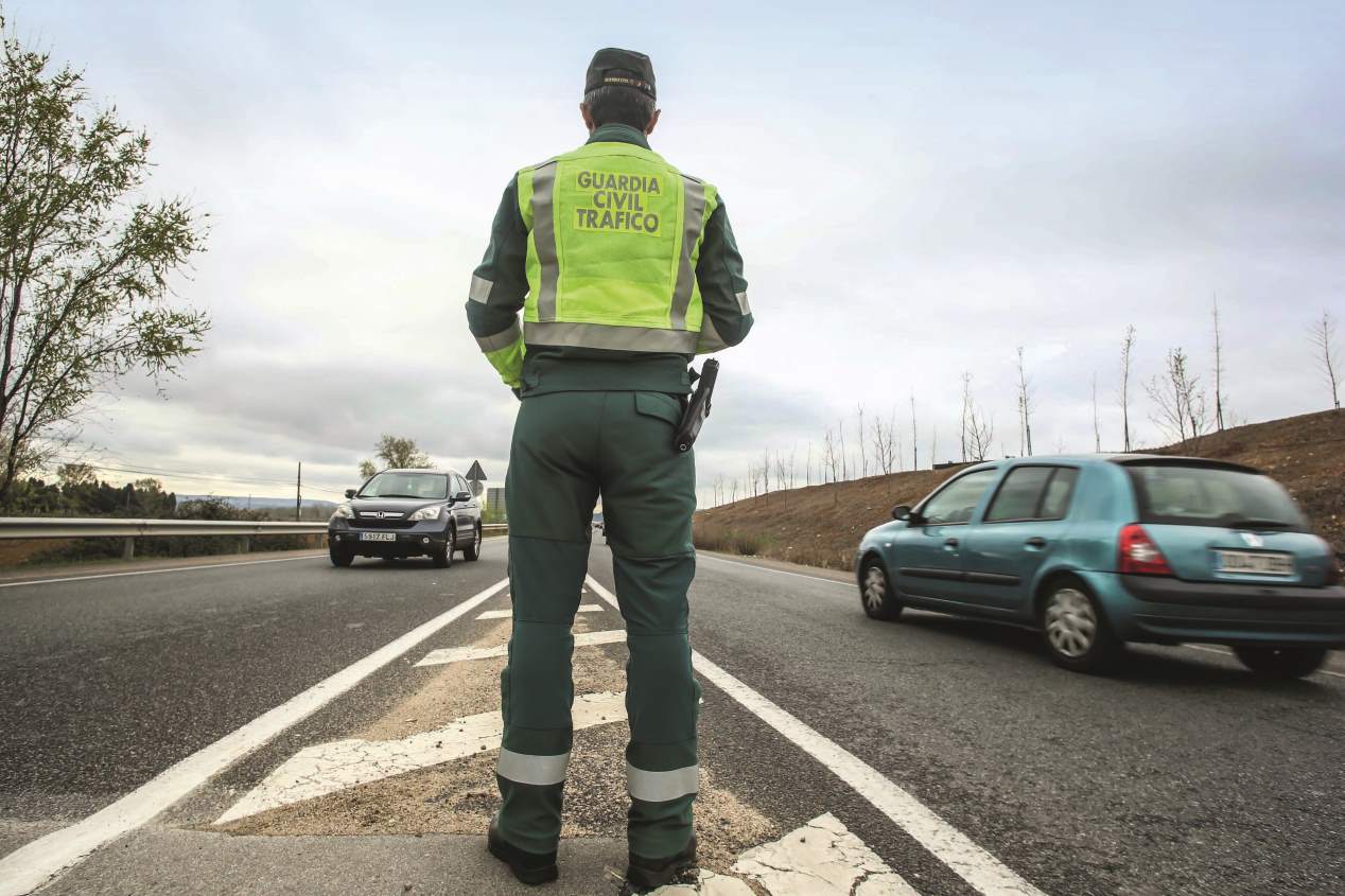 La Guardia Civil de Tráfico cobra más por multar más: así son sus primas