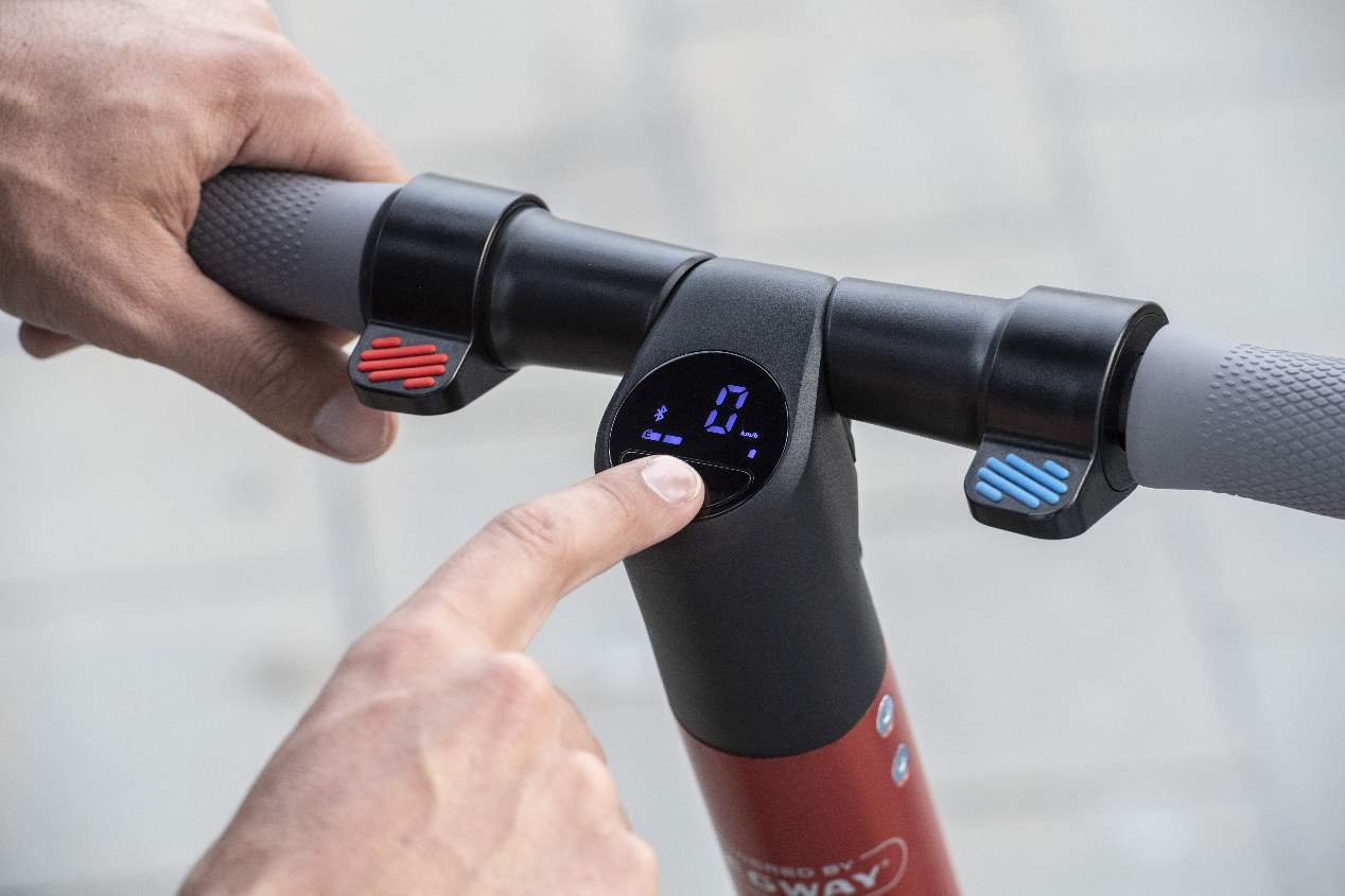 Seat eXS KickScooter: así es el primer patinete eléctrico de Seat (Vídeo)
