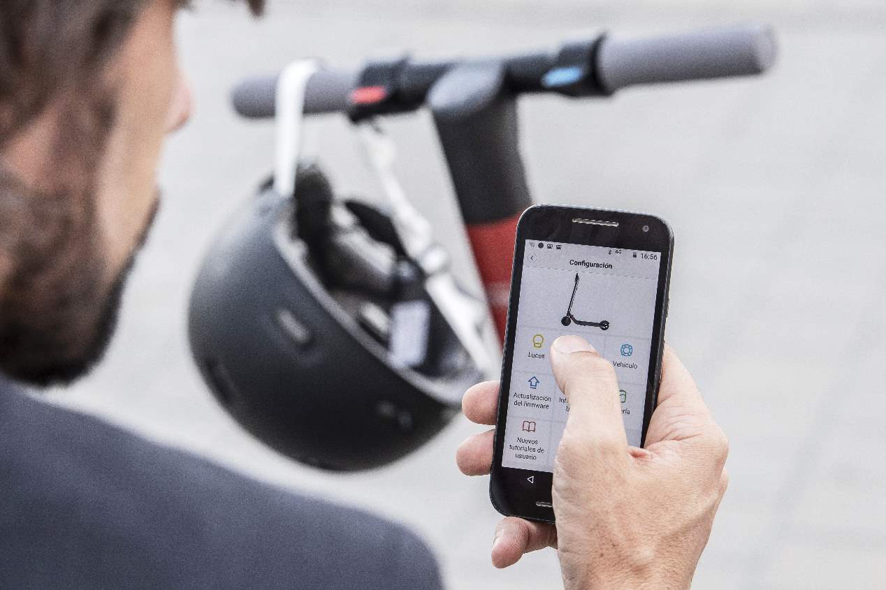 Seat eXS KickScooter: así es el primer patinete eléctrico de Seat (Vídeo)