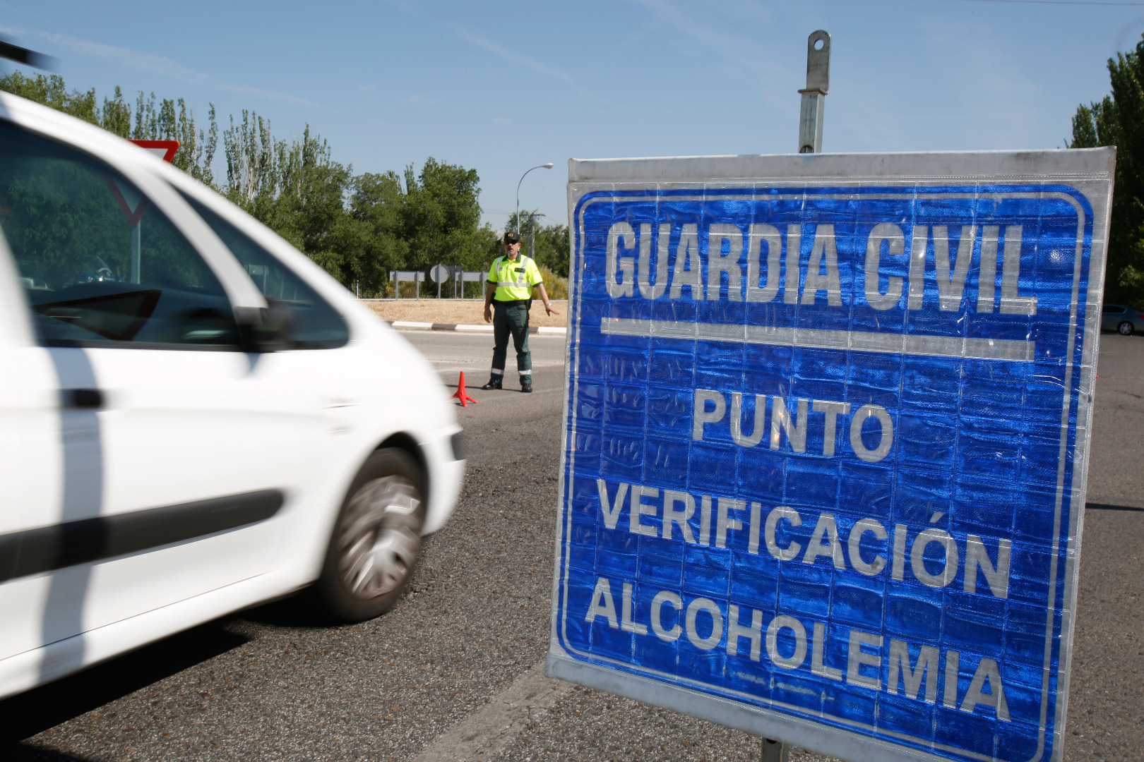 Falsos mitos para engañar al alcoholímetro: si bebes, no conduzcas (VÍDEO)