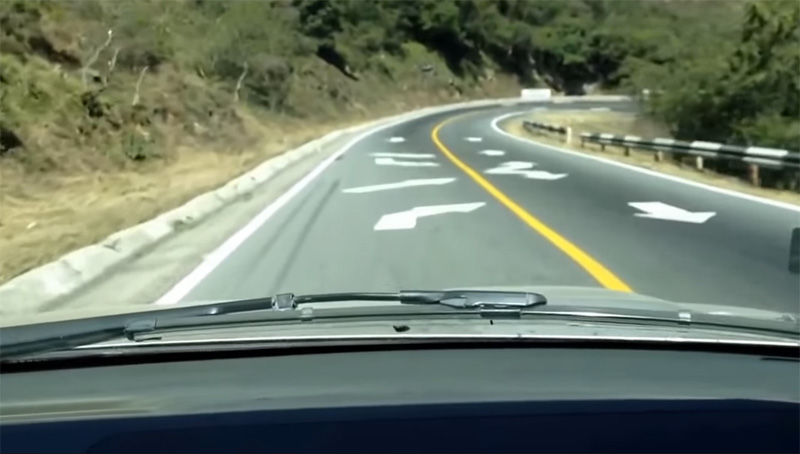 Así es la carretera que te obliga a circular por el carril contrario (VÍDEO)