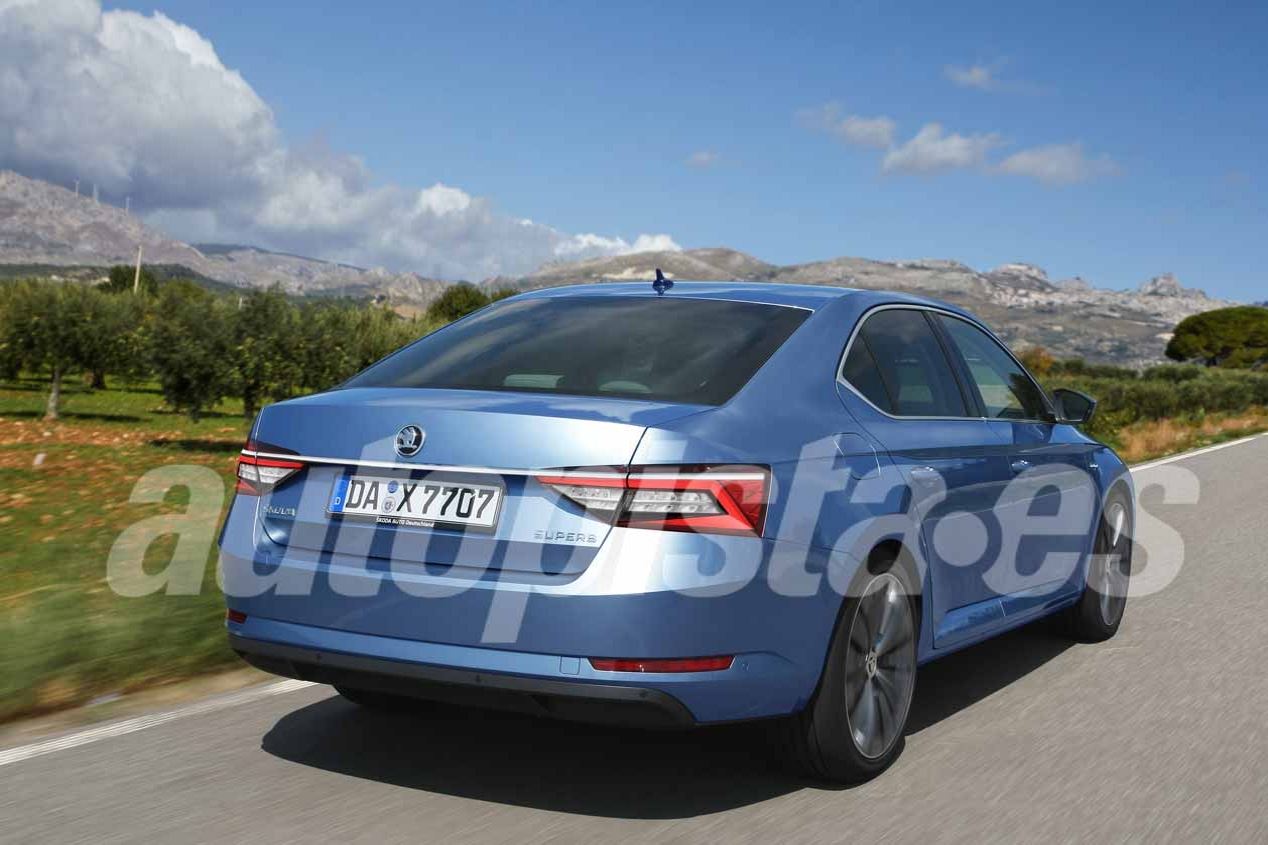 Skoda Superb 2019: nueva foto y más datos de la berlina que llega en primavera