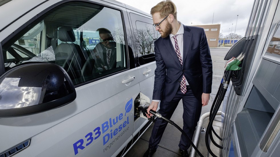 Qué es el Diesel R33: el nuevo gasóleo azul para tu coche que rebajará emisiones