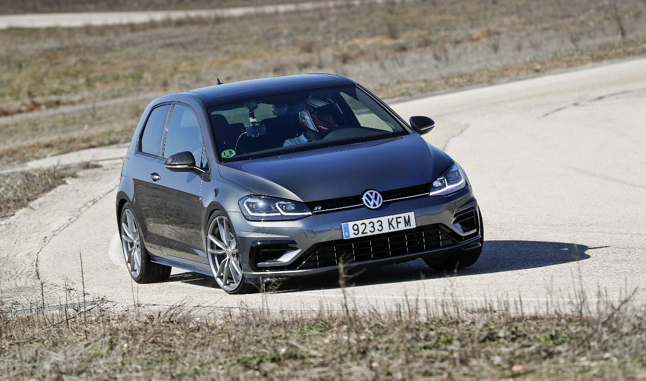 BMW M140i vs VW Golf R: ¿cuál es el mejor compacto deportivo?
