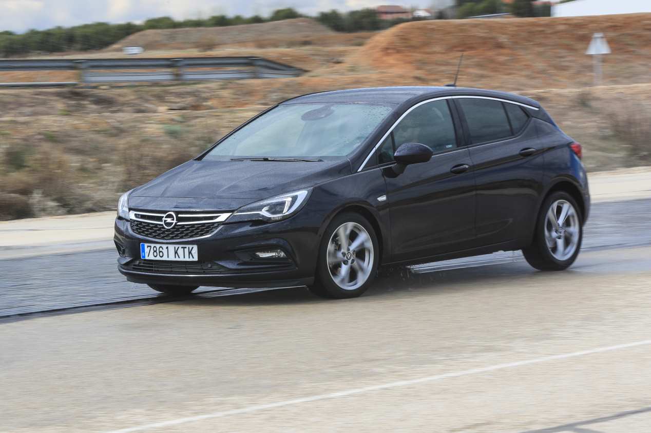 ¿El compacto más seguro? Test en pista: Mazda 3, Astra, León, Mégane, Focus, Corolla, Ceed e i30