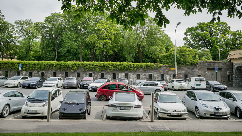 Francia prohíbe vender coches de combustión en 2040: todas las fechas en Europa