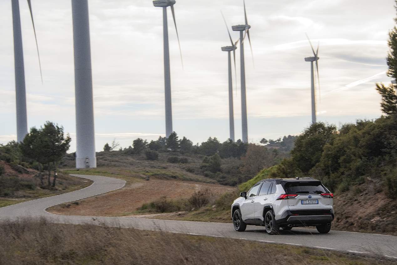 ¿Qué mantenimiento tiene un coche híbrido?