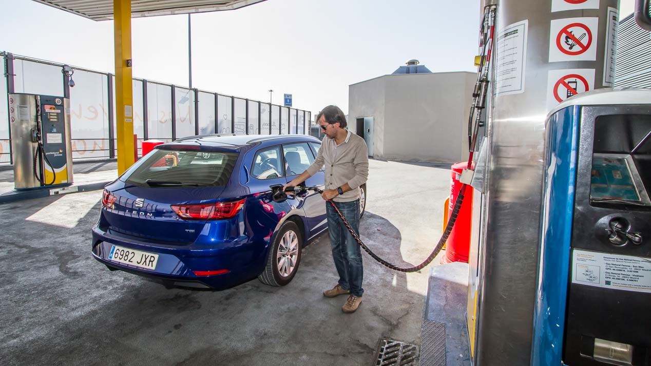 Los coches de gas más vendidos en España: Opel Corsa, Seat León, Sandero…