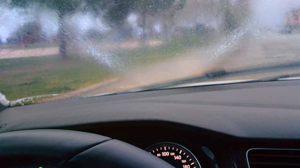 Los mejores consejos para tener siempre los cristales del coche limpios en verano