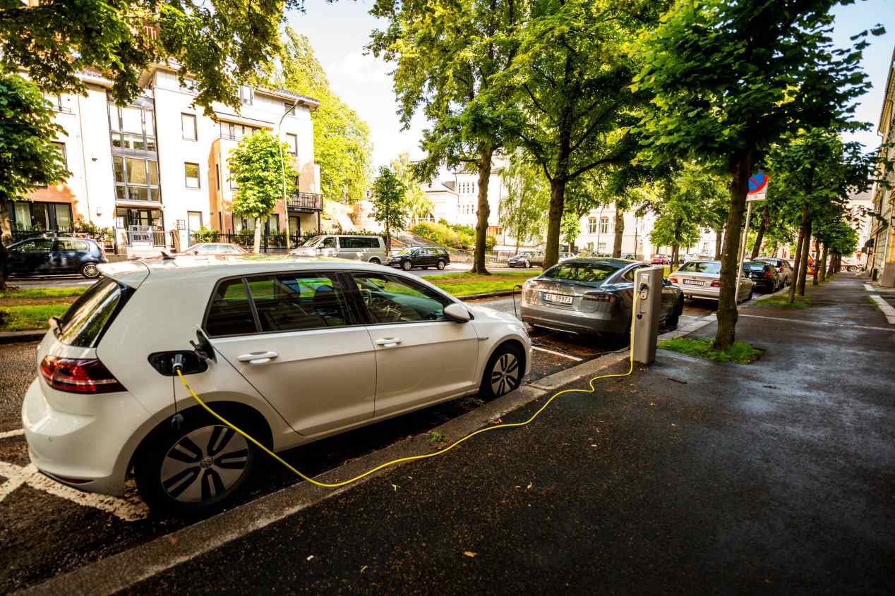 El coche eléctrico y sus primeras sombras: lo que nos costará (y no de precio)
