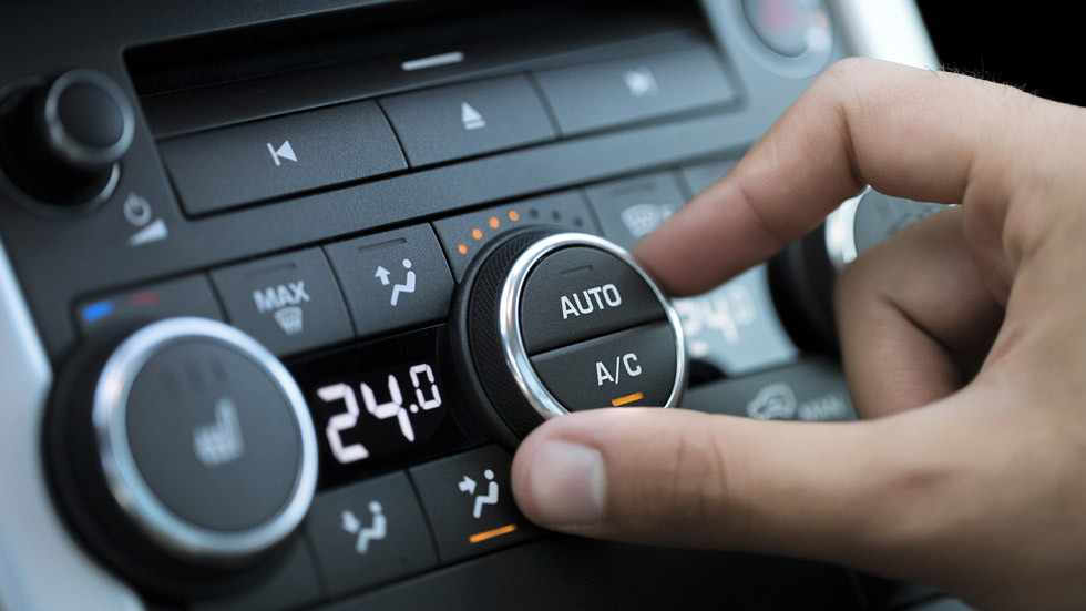 Cómo afecta la temperatura interior de un coche al sol: consejos para rebajarla