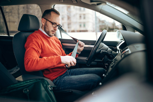 La DGT explica cómo se ha de sentar correctamente el conductor en el coche