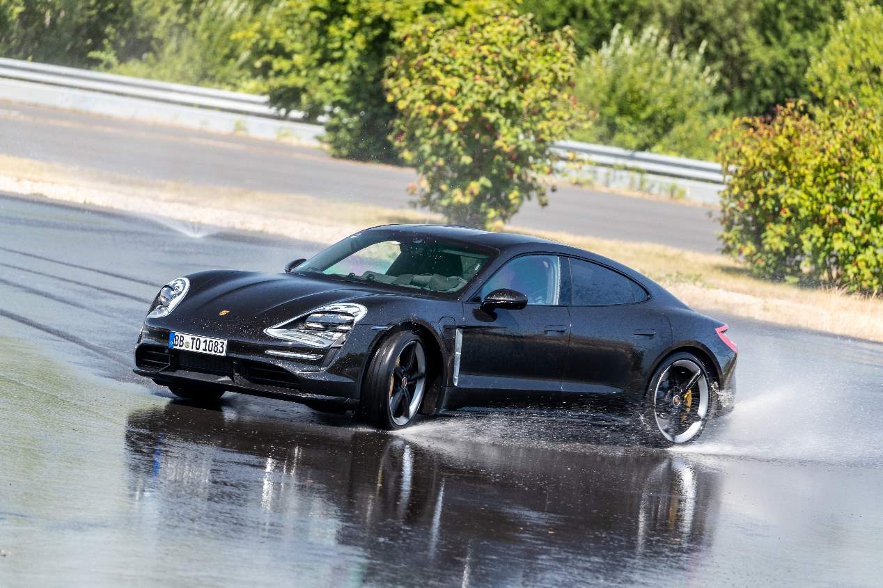 Porsche Taycan 2020: todos los datos y fotos oficiales del nuevo súper coche eléctrico