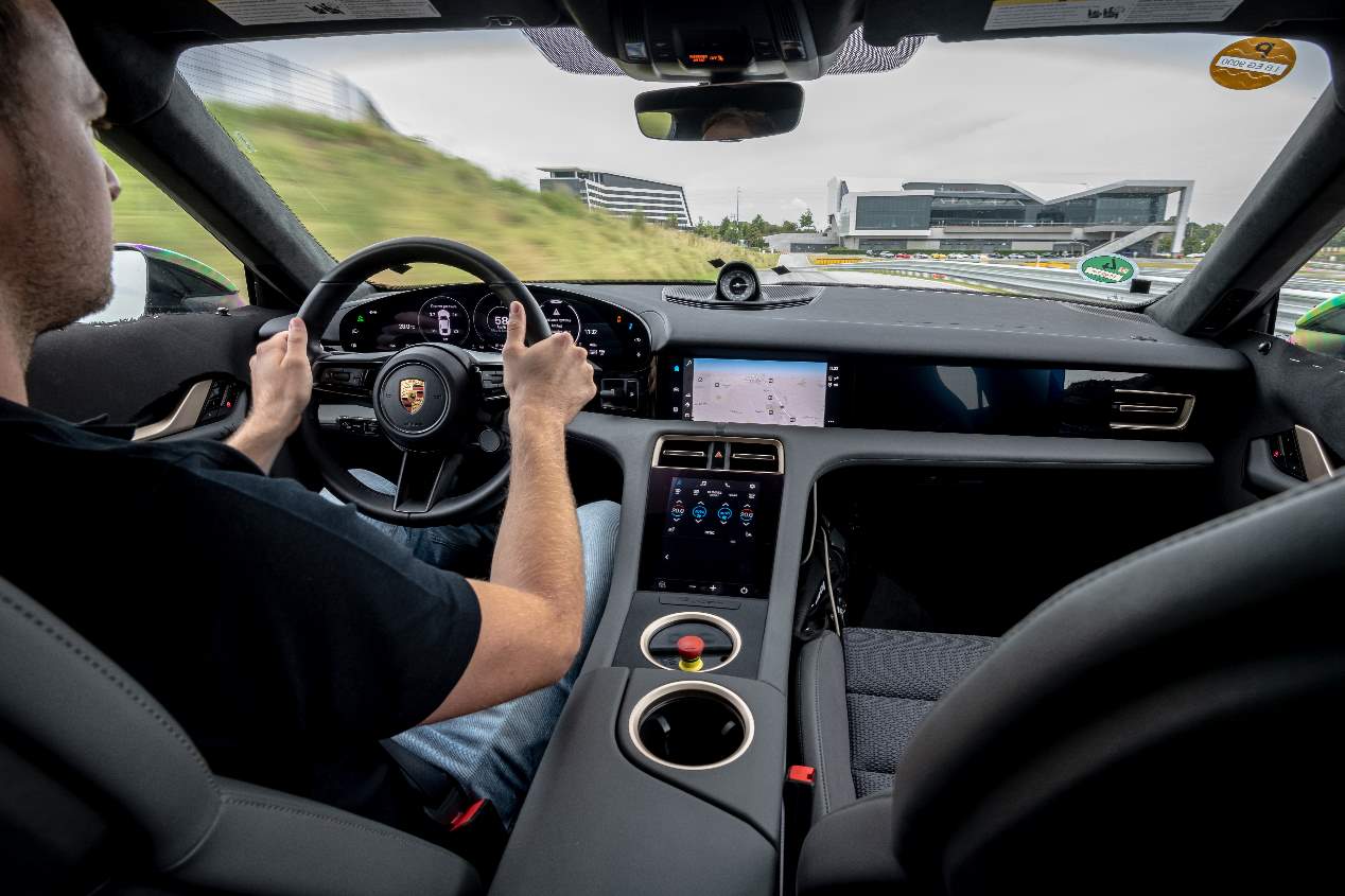 Porsche Taycan 2020: todos los datos y fotos oficiales del nuevo súper coche eléctrico
