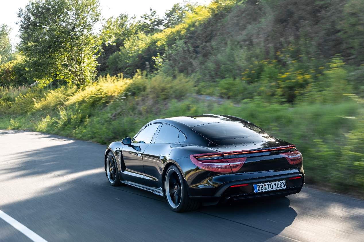 Porsche Taycan 2020: todos los datos y fotos oficiales del nuevo súper coche eléctrico