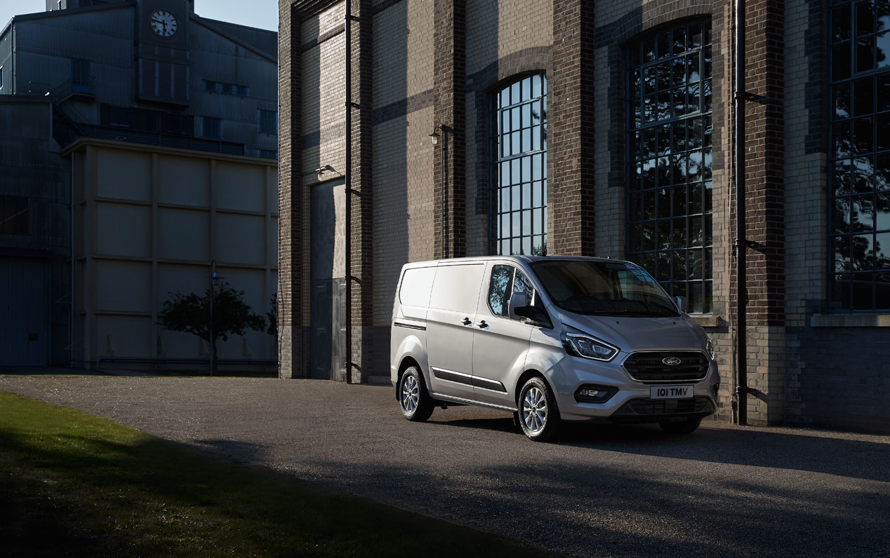 Ford Transit y Tourneo Plug-in Hybrid: datos y fotos de las nuevas furgonetas híbridas enchufables