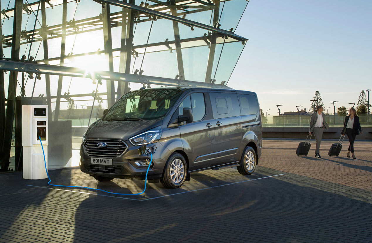 Ford Transit y Tourneo Plug-in Hybrid: datos y fotos de las nuevas furgonetas híbridas enchufables