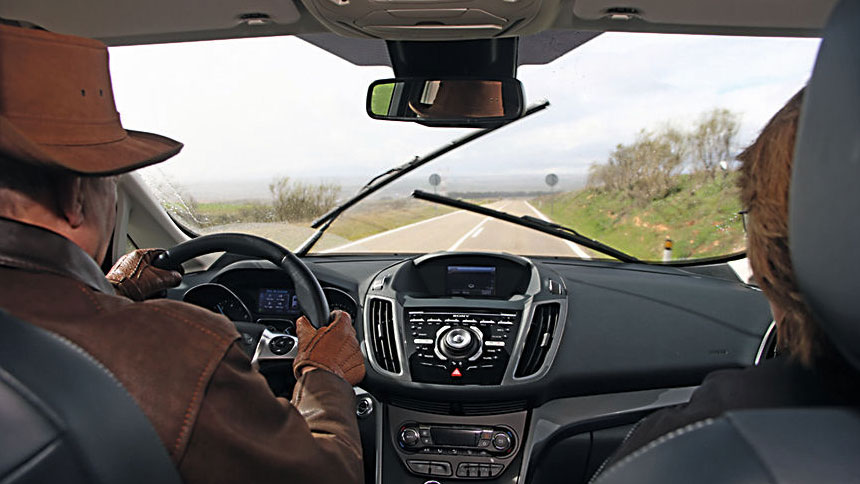 Por qué nunca debes usar lavavajillas para el limpiaparabrisas del coche, y cómo rellenarlo