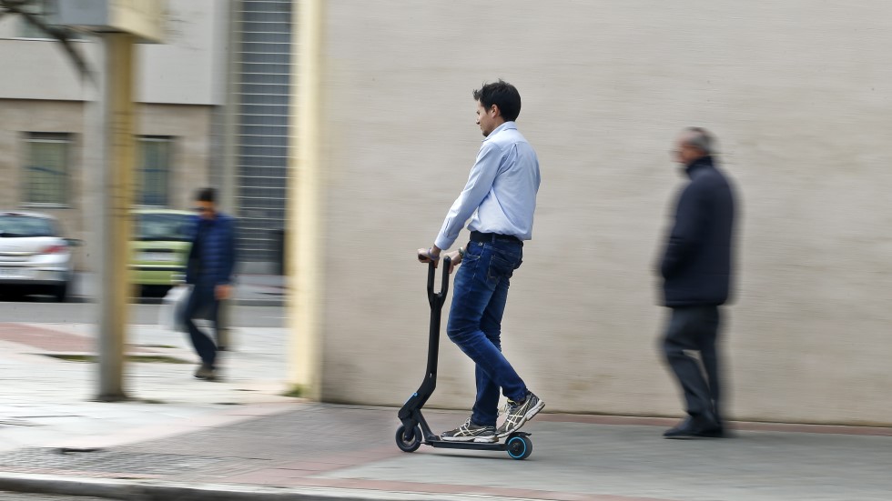 La Fiscalía avisa: ir en patinete o bici por la acera puede llevarte a la cárcel 