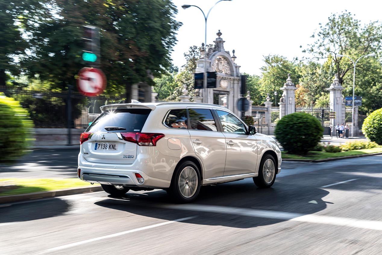 Mitsubishi Outlander PHEV, ¿alguien da más por menos? (VÍDEO)