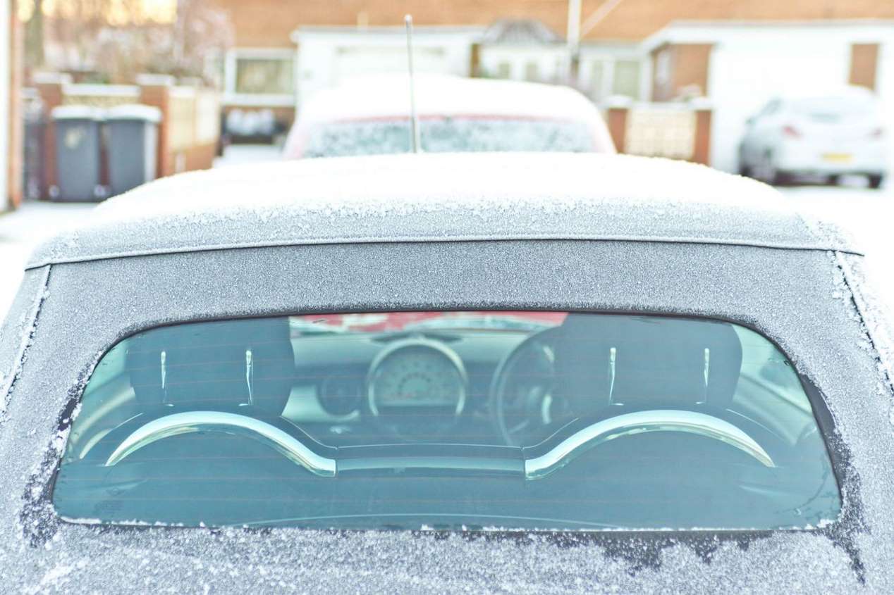 Los mejores trucos para que no se formen placas de hielo en el parabrisas del coche