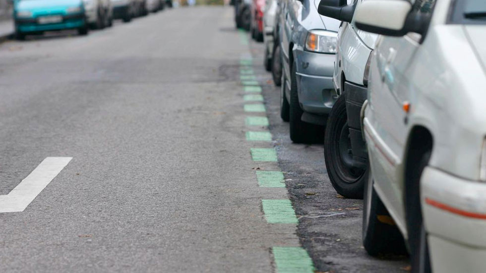 ¿Aún no tienes la pegatina de la DGT? Corre y cómprala: en 2020 será más cara