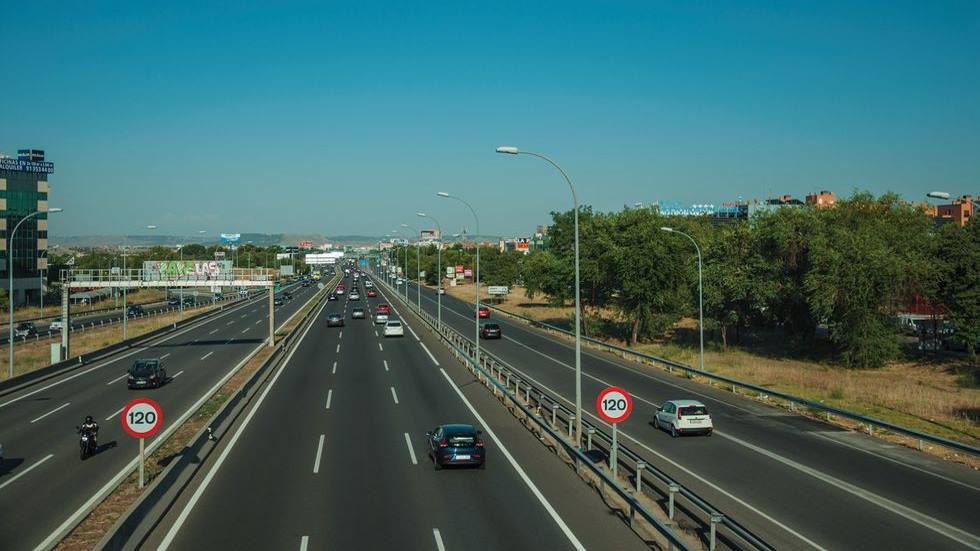 Cómo usar bien los carriles para evitar atascos y accidentes: la DGT te lo explica