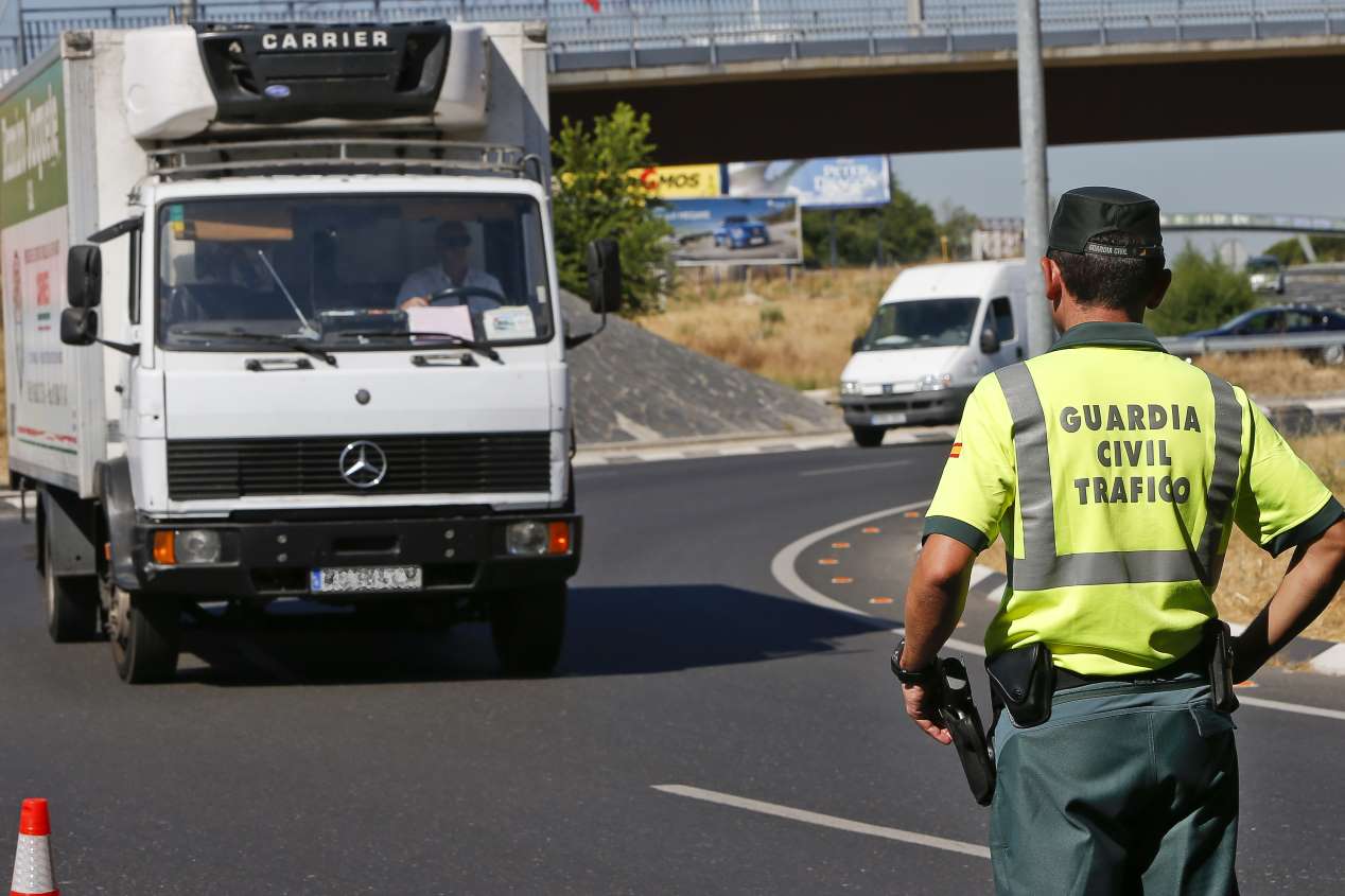 Así vigilará la DGT esta semana el estado de tu coche y leerá matrículas para ver la ITV