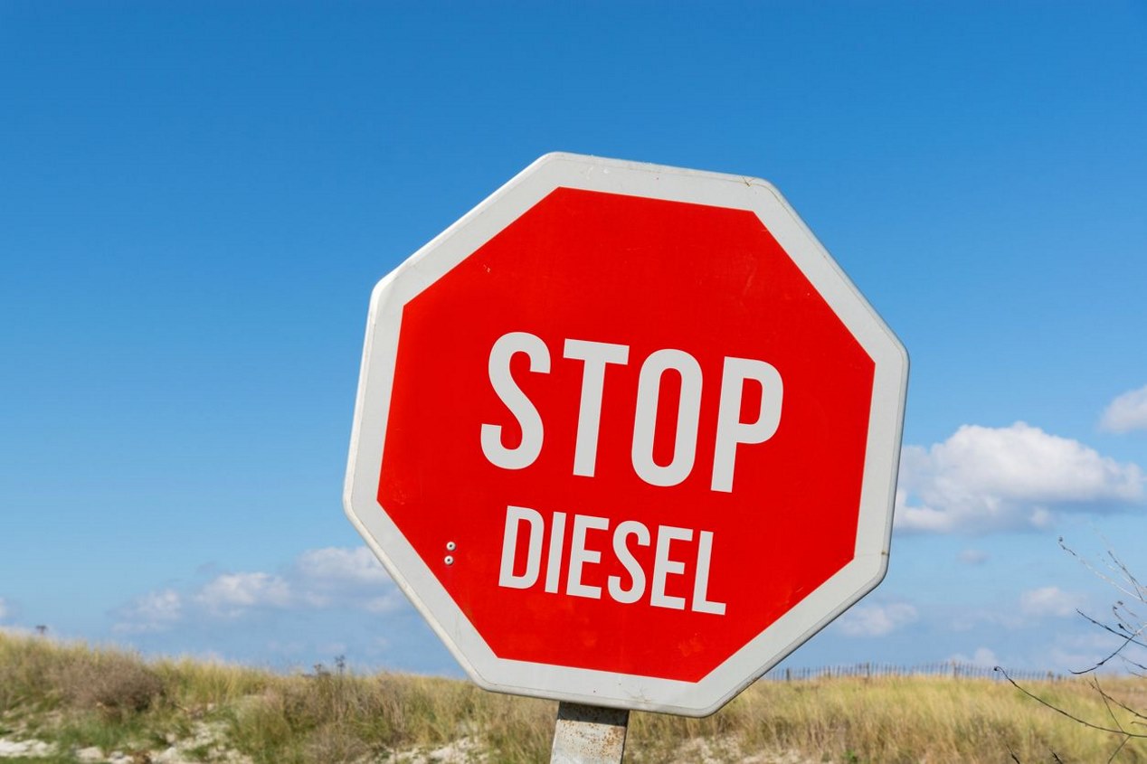 Los impuestos y las restricciones que llegan al coche: cómo nos afectarán, en 10 claves