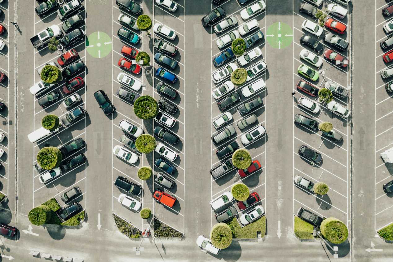 Los impuestos y las restricciones que llegan al coche: cómo nos afectarán, en 10 claves