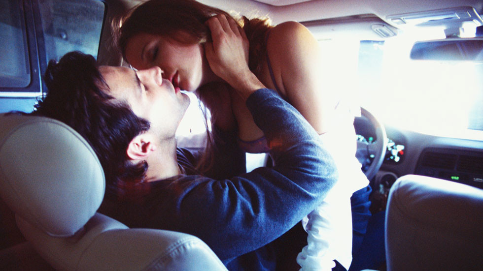 San Valentín sobre ruedas: las mejores posturas para hacer el amor en el coche