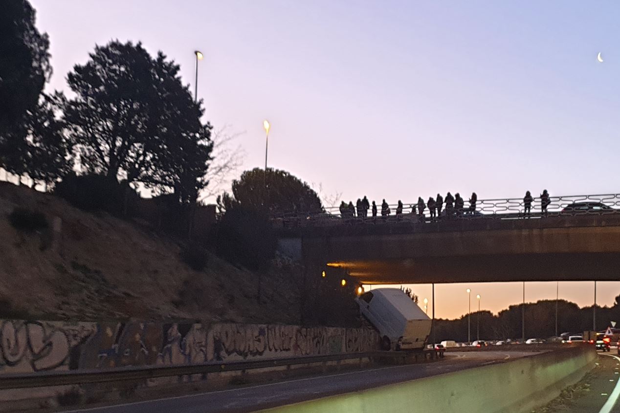 Así ha quedado una furgoneta que ha caído hoy desde un puente de 8 metros