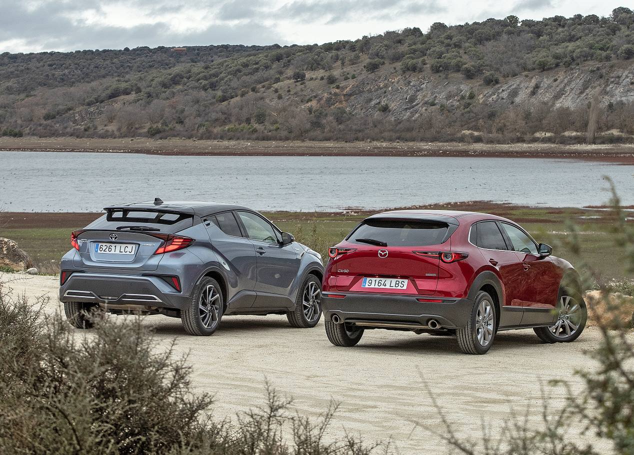 Mazda CX-30 frente Toyota C-HR: qué SUV con tecnología híbrida es mejor