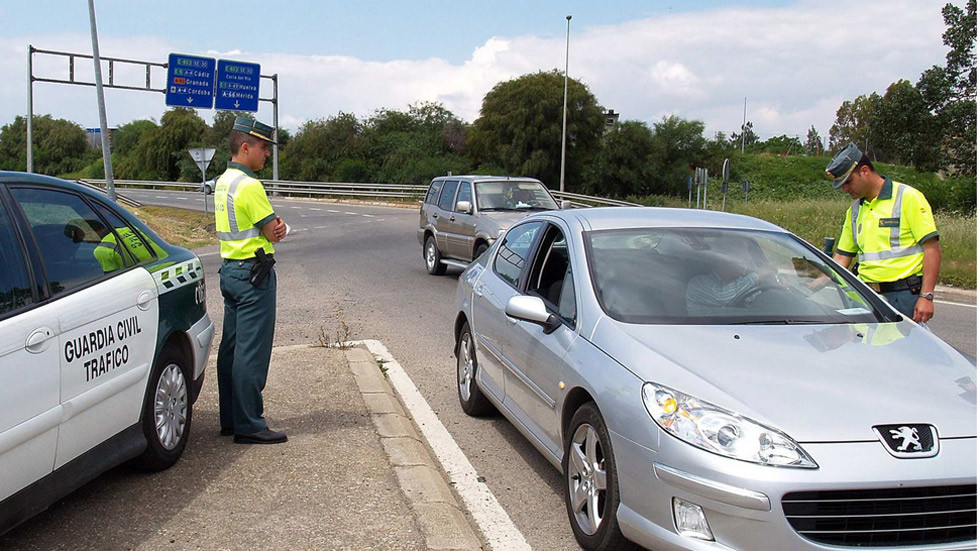 Si te adelanta un coche por la derecha en autovía, ¿la multa es para ti o el que te pasa?