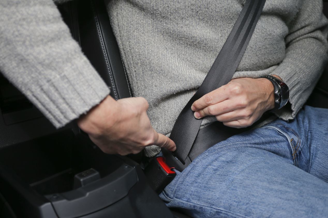 En estos casos es legal no llevar el cinturón de seguridad: la DGT no puede multar 