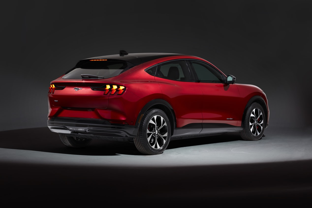 Ford Mustang Mach-E 2021: así derrapa ya en la nieve el próximo SUV eléctrico
